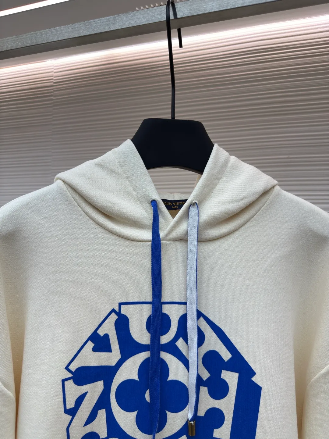 LOUIS VUITTON blue rope floral letter printed hooded sweatshirt ●Authentic product: purchased and developed by 11100 ●Item number: 1680405-A90 ●Fabric: pure cotton knitted fabric ●Technology: printing production ●Version: fitted version ●Weight: about 750 grams ●Size: XS-S-M-L ●Description: Made of 100% cotton knitted fabric, light and breathable, perfect for summer wear. The creamy white body is boldly printed with the blue Vuitton flower pattern from the 2025 autumn and winter show on the front, which contrasts sharply with the background color. The specially designed blue rope strap is paired with an antique gold metal top that echoes the tones of the print. The sweatshirt has a loose, one-size-fits-all fit, with comfortable ribbing at the waist and hem. It features the signature co-branded print on the chest and practical large pockets on the sides. The overall design not only retains the casual feel of streetwear, but also incorporates classic Louis Vuitton elements. It shows a unique fashion attitude through exquisite printing technology and exquisite detail processing. The cotton fabric ensures wearing comfort, while the fine printing process ensures the lasting vividness of the pattern. The overall wiring is straight and delicate, the fabric is comfortable and soft, and the color is consistent without color difference. It can be matched with the same style to create a fashionable look and control various occasions. Customized accessories, complete with three standards, same style for men and women!